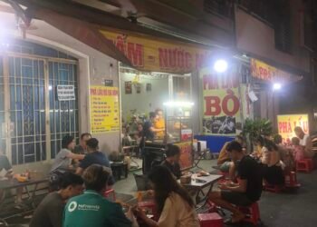 Rì viu một quán phá lấu bò núp hẻm ngon hết nước chấm bán từ năm 2k10 nè 
 Phá l...