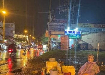 𝐆𝐎́𝐂 𝐓𝐔̛𝐎̛𝐍𝐆 𝐓𝐇𝐀̂𝐍 𝐓𝐔̛𝐎̛𝐍𝐆 𝐀́𝐈
BÀ CỤ BÁN HỘT VỊT LỘN NUÔI CHÁU 

Dưới gầm cầu Bì...