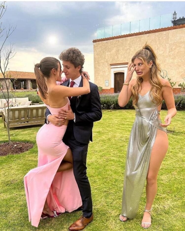 Đang chơi vui cdi bạn thân lấy chồng
 Chơi gì bễ quá bễ