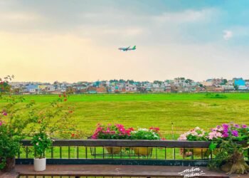 CHECK IN QUÁN CAFE VIEW NGẮM MÁY BAY SIÊU TO KHỔNG LỒ 

Landing - Milk tea and C...