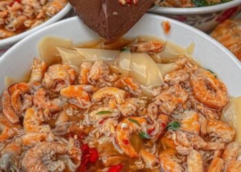 Hoành Thánh Lá Tôm Khô 

Hoành thánh lá là món ăn gắn liền với tuổi thơ của mình...