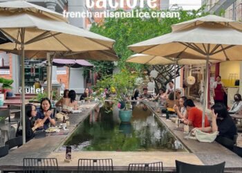 TỚI THẢO ĐIỀN VỪA NGẮM VIEW VỪA ĂN KEM LACIÔTÉ SIU XỊNNN  

Chạy lòng vòng Thảo ...