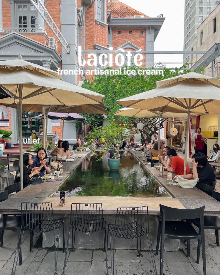 TỚI THẢO ĐIỀN VỪA NGẮM VIEW VỪA ĂN KEM LACIÔTÉ SIU XỊNNN  

Chạy lòng vòng Thảo ...