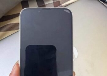 TÓM LẠI LÀ KHÔNG TRẢ 

Vô tình nhặt được Iphone 13 nhưng không biết mật khẩu, cô...