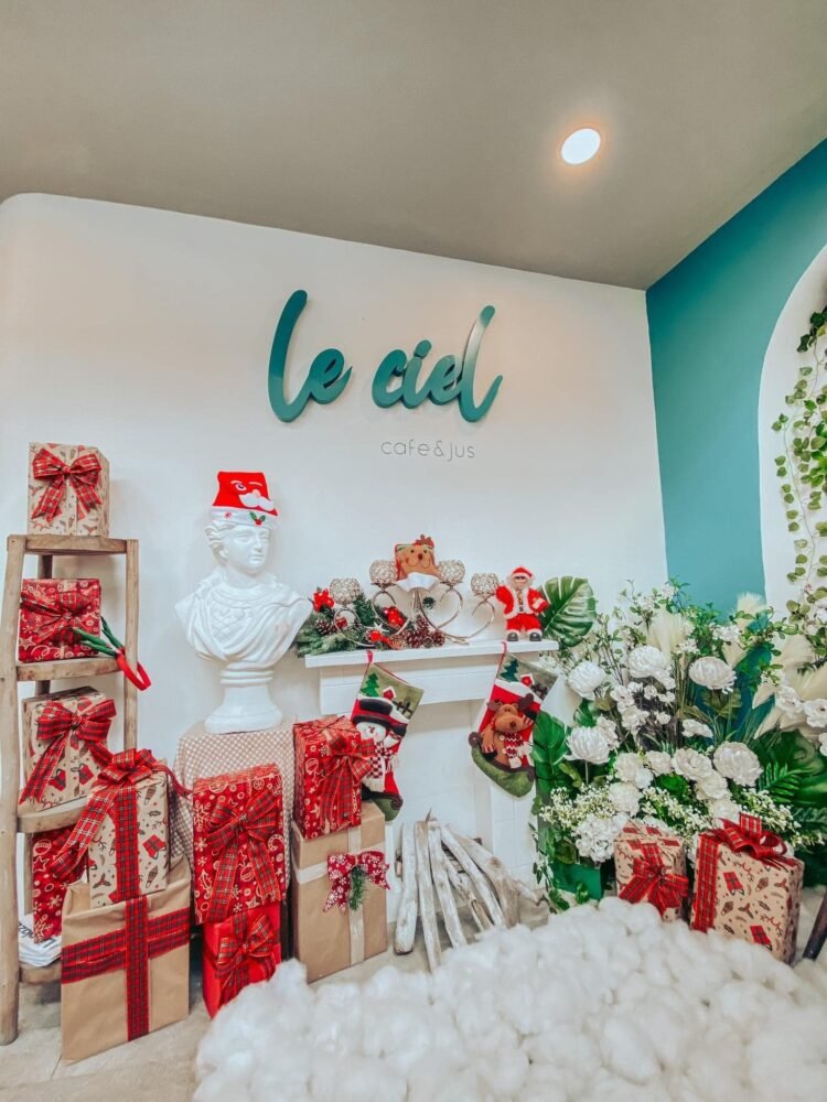 Check-in quán cafe decor Noel xịn xò ngay gần DH Hồng Bàng . Năm nay quán decor ...