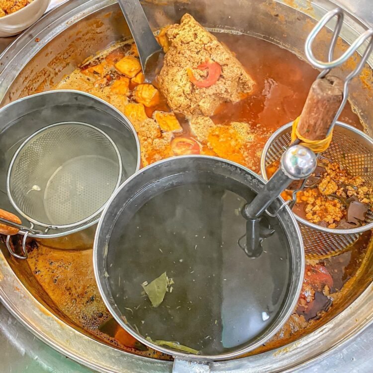 BÚN RIÊU BẠCH TUỘT,ỐC GIÁ BÌNH DÂN ĂN NO CẢ NGÀY
 Bún Riêu Tư Lan 
 413 Vĩnh...