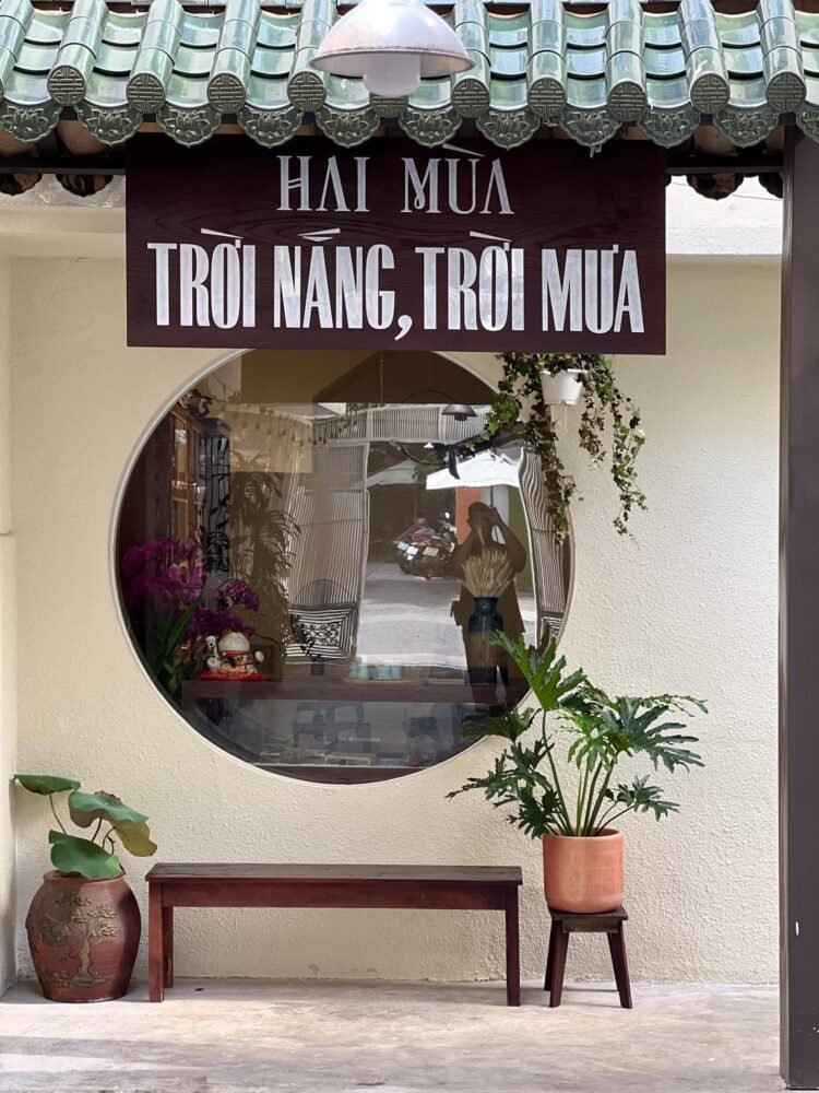 SÀI GÒN HAI MÙA TRỜI NẮNG TRỜI MƯA

Một quán cafe nép mình trong con hẻm nhỏ yên...