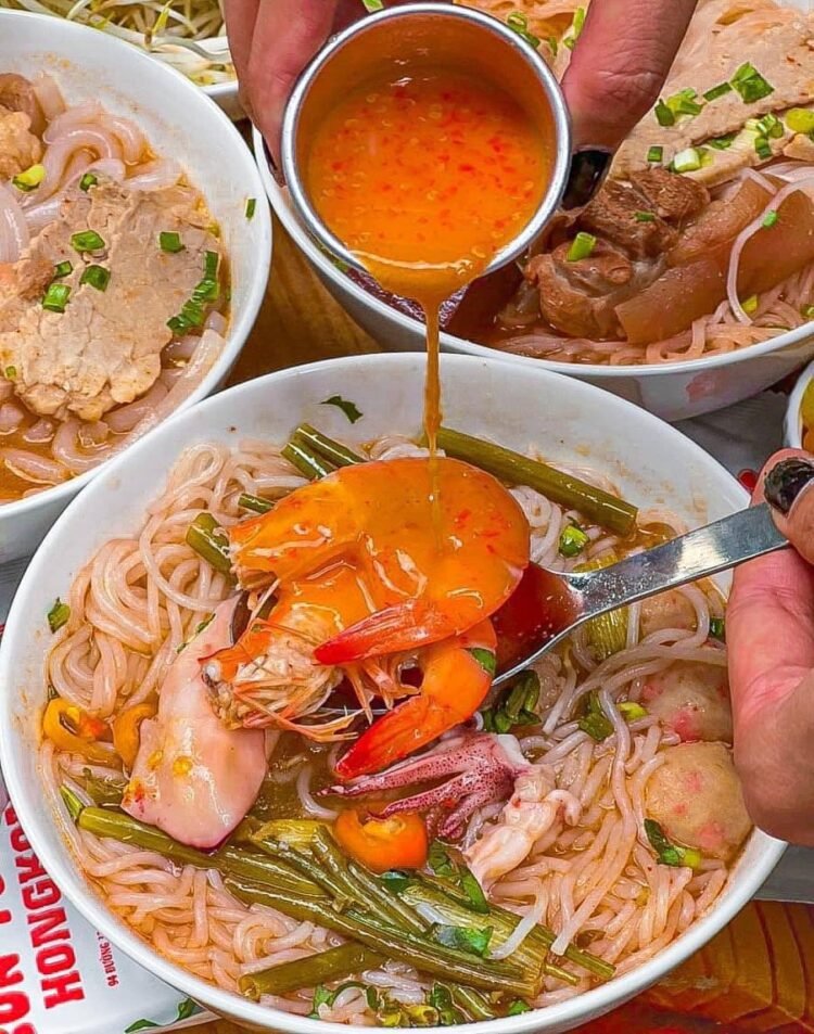 QUÁN BÚN THÁI “GUỘT” FULL TOPPING ĐA DẠNG CÁC LOẠI SỢI NGON

 Bún Thái Hongkong ...