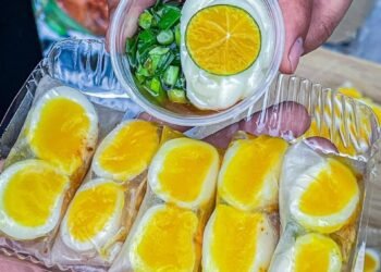 Bánh tráng cuốn trứng lòng đào, tóp mỡ tại Sài Gòn siêu hot khai trương chi nhán...