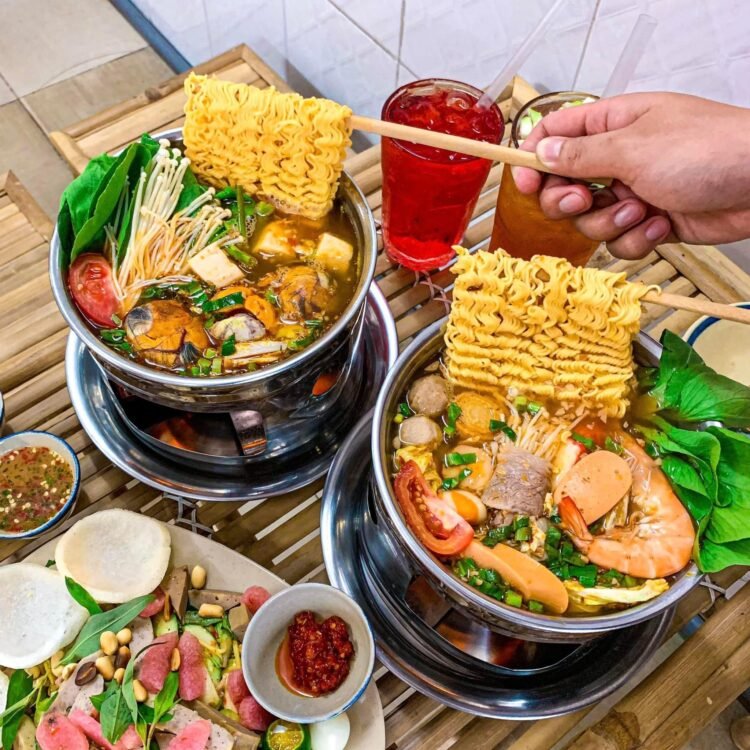 LẨU VỊT LỘN 1 NGƯỜI CHO NHỮNG NGÀY CHÁY VÍ 

1 phần lẩu 39xu tui gọi có mì + top...