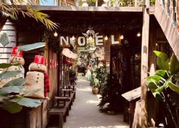 Giáng sinh đã tràn ngập tại #hondacafe
 .
 .
 .
 .      HONDA CAFE - ホンダ kohi
 C...