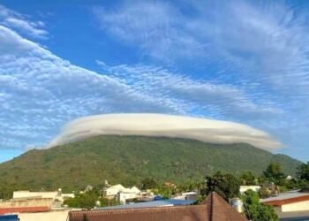 Hiện tượng mây vờn núi lại tiếp tục xuất hiện.  Hôm qua thì núi Bà Tây Ninh, hôm...