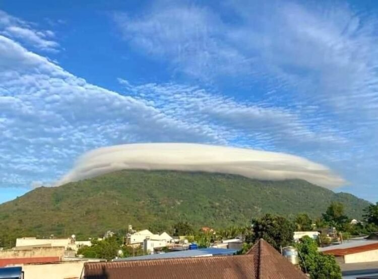 Hiện tượng mây vờn núi lại tiếp tục xuất hiện.  Hôm qua thì núi Bà Tây Ninh, hôm...