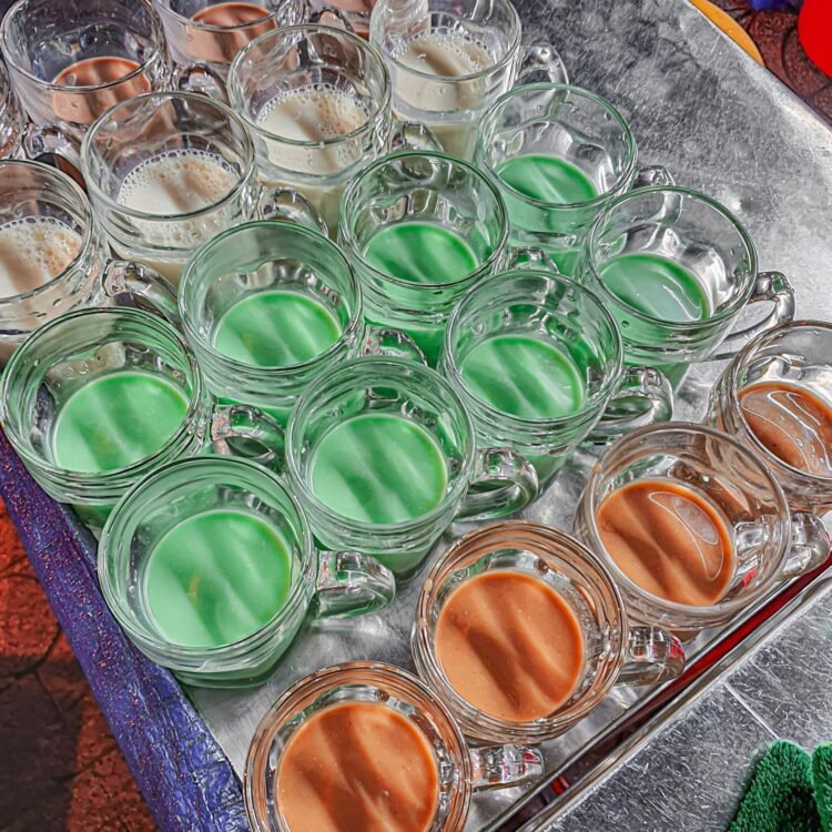 SỮA ĐẬU NÀNH BẠC HÀ CÓ TIẾNG QUẬN 5
 Quán sữa nằm ở vỉa hè chùa Thiên Hậu, có mó...