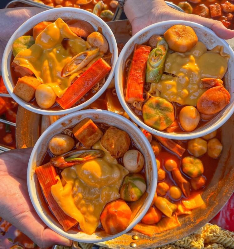 Nhìn mấy chảo đồ ăn , thấy quá trời hấp dẫn rồi. Một màu đỏ vậy đấy nhưng độ cay...