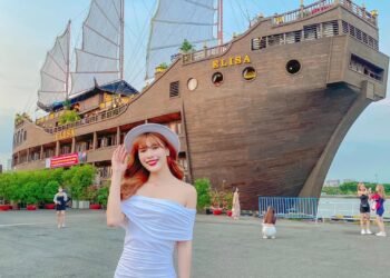 “QUÁN CAFE VIEW DU THUYỀN SIÊU ĐẸP“ ở Sài Gòn  Quán có không gian ngoài trời chụ...