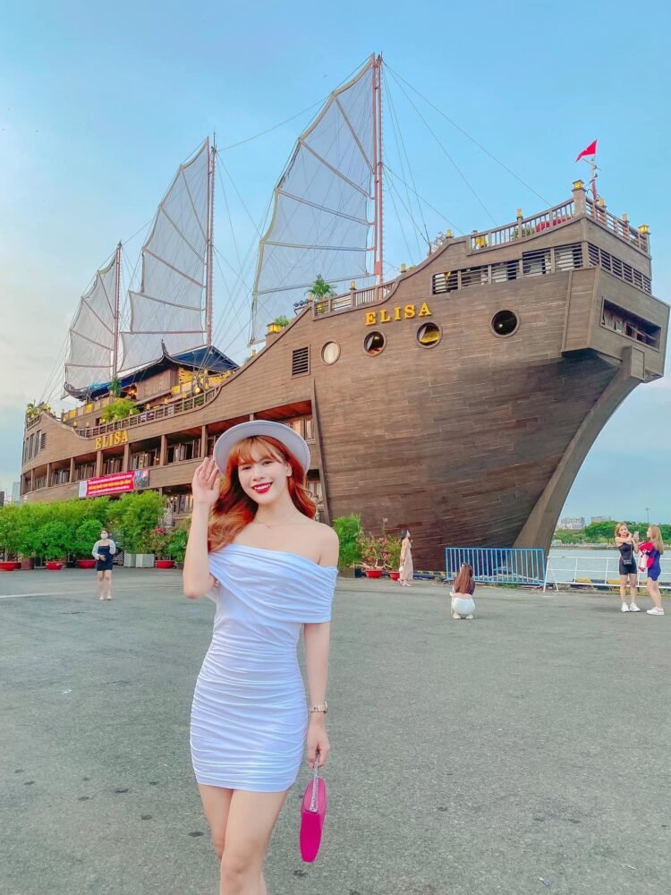 “QUÁN CAFE VIEW DU THUYỀN SIÊU ĐẸP“ ở Sài Gòn  Quán có không gian ngoài trời chụ...