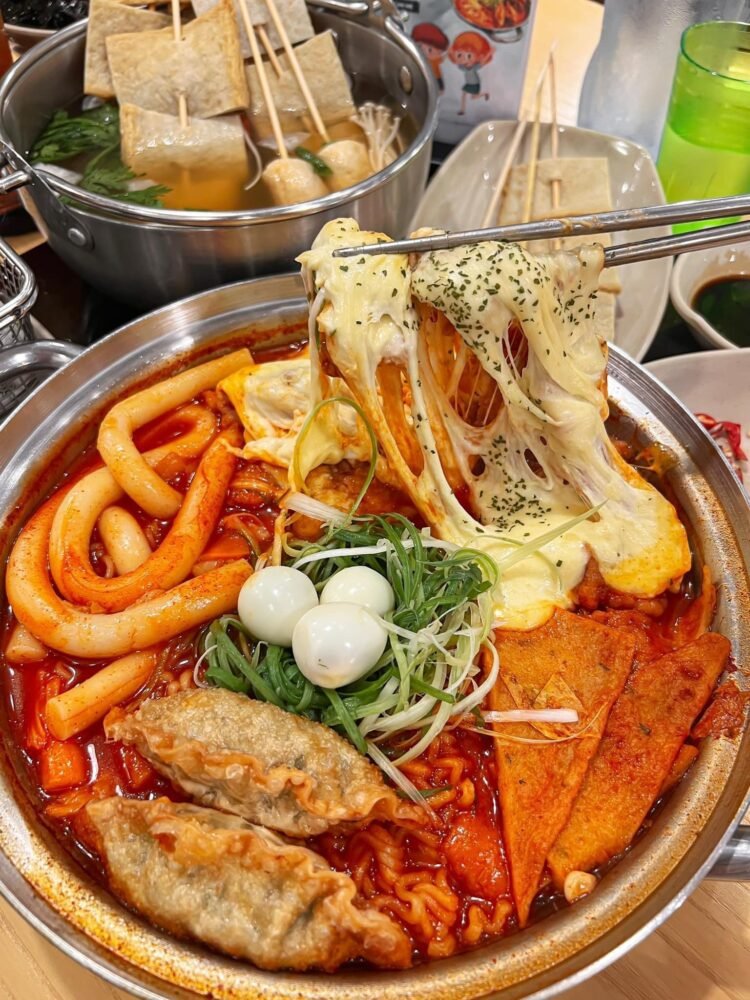 CHẢO TOKBOKKI GÀ PHÔ MAI NGẬP NGỤA TOPPINGS 

Quốc Tế Thiếu Nhi nên tuii đi ăn t...