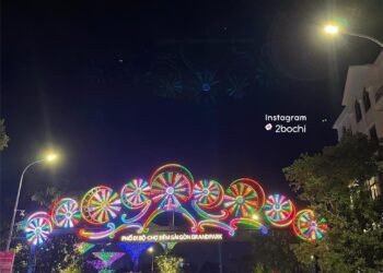 CHỢ ĐÊM VINHOMES GRAND PARK 

Tính khum đi coi show Ánh sáng ở Phố đi bộ Nguyễn...