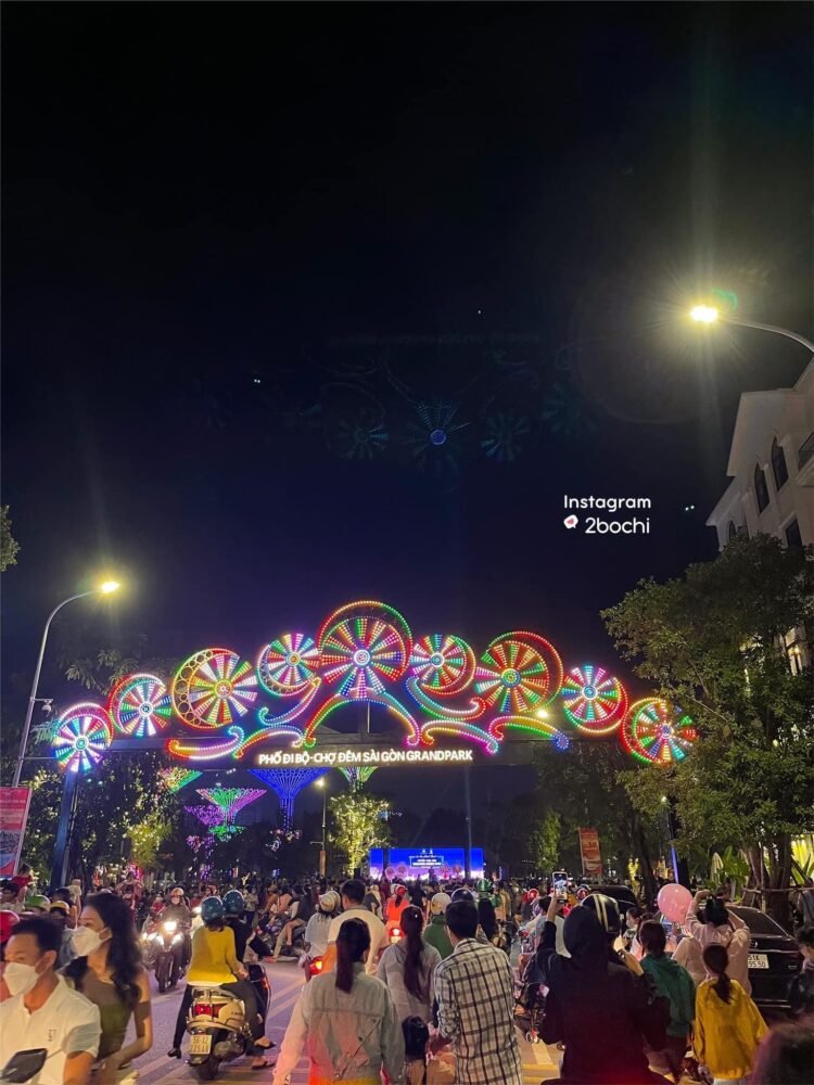 CHỢ ĐÊM VINHOMES GRAND PARK 

Tính khum đi coi show Ánh sáng ở Phố đi bộ Nguyễn...