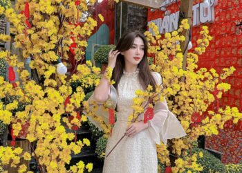 Noel vừa qua xong đã thấy quán decor Tết rộn ràng nên tui xúng xính áo dài ghé c...