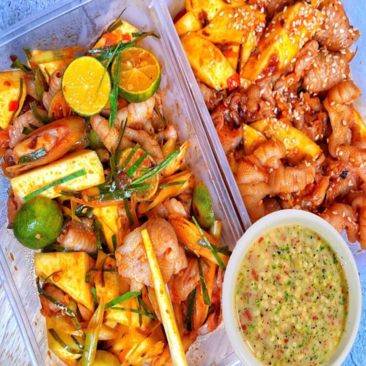 Chân Gà Chân Gà SỐT THÁICả nhà ơi

 Chân Gà Sốt Thái Rút Xương - Hộp nhỏ #60k - ...