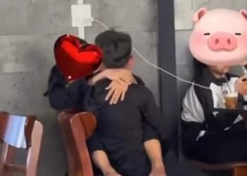 Hai "báo nhỏ" tuổi khăn quàng đỏ hồn nhiên "trao đổi enzim" giữa quán cafe đông...