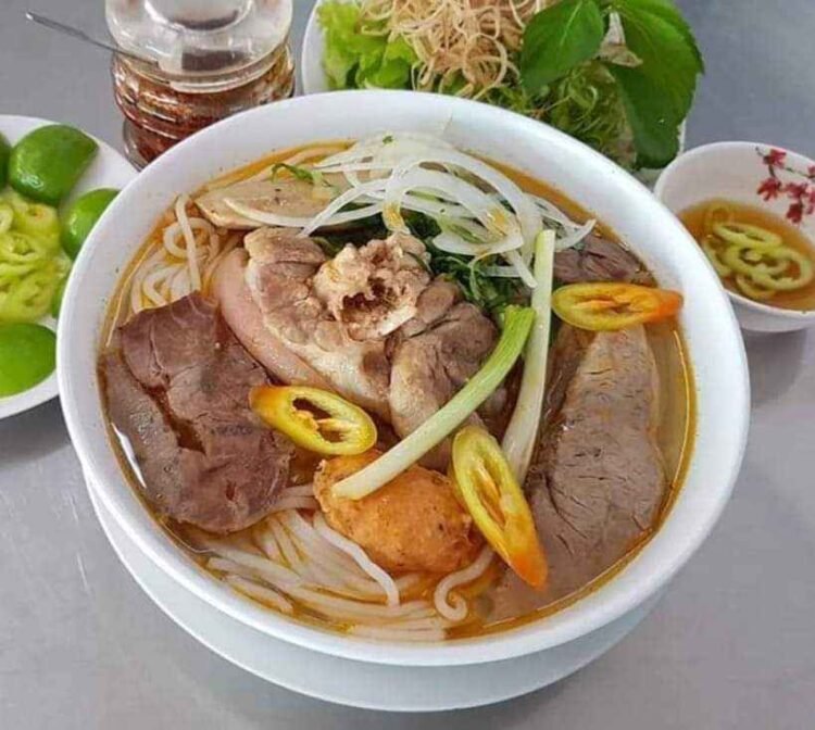 Bún bò Huế Hạnh -135 Bành Văn Trân quận Tân Bình.