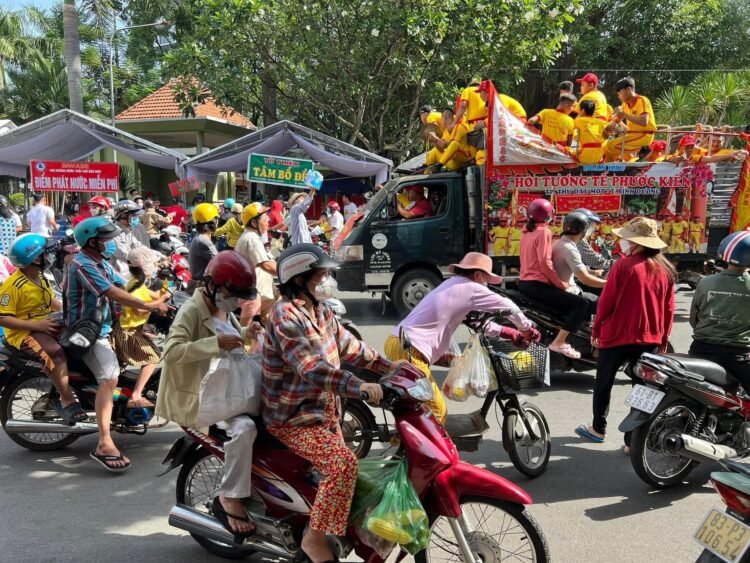 Nước giải khát- khăn lạnh.... miễn phí đây bà con cô bác ơi
 Lễ hội Chùa Bà rằm ...