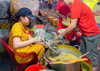 Đậm đà tô BÁNH CANH CUA BỘT XẮT chuẩn vị Huế bán 10 năm ở Bình Thạnh với hàng to...