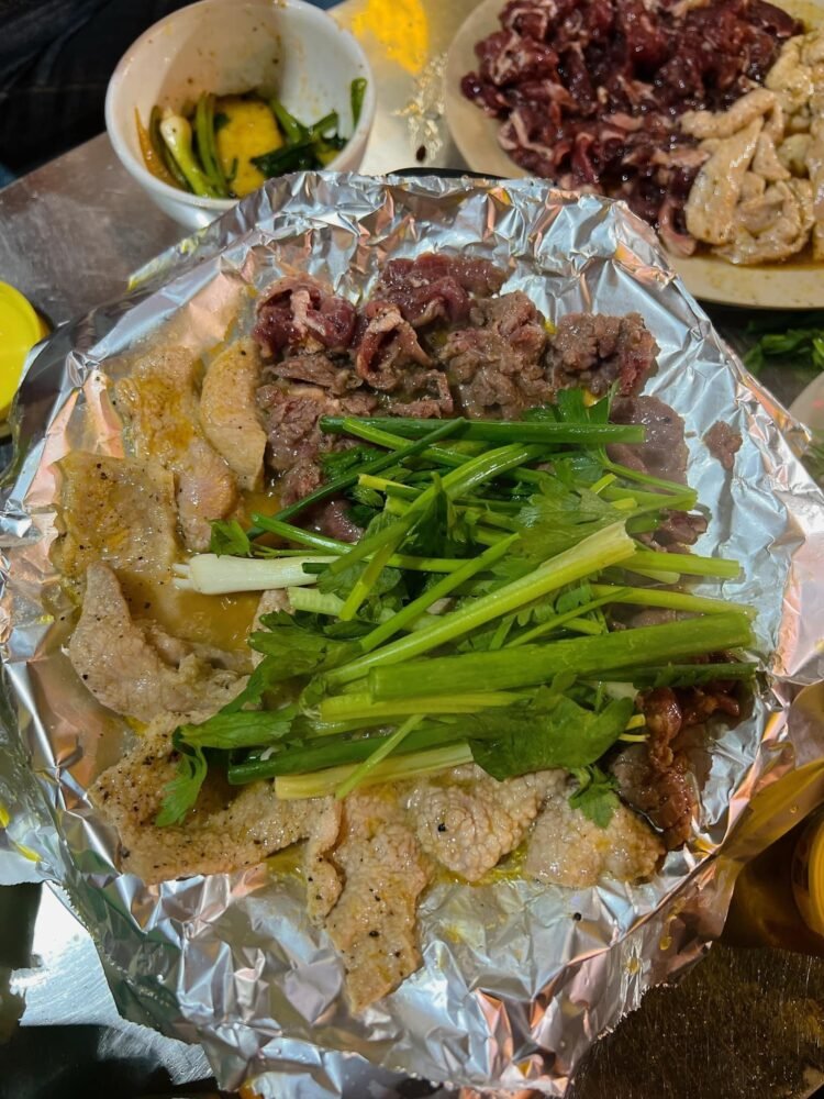 NẦM BÒ NƯỚNG TÙNG BÉO GIỮA LÒNG SÀI GÒN
- Hôm nay mới có dịp kiểm chứng. Ban đầ...