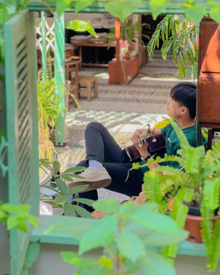 QUÁN CAFE ĐẦY SỰ HOÀI NIỆM 
Lâu rồi mới ghé lại đây, một quán cafe vintage nhẹ n...