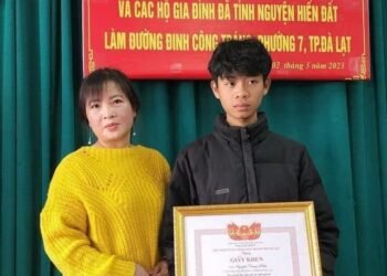CÙNG MẸ LÊN ĐÀ LẠT TÌM VIỆC LÀM, EM TRAI 17 TUỔI DŨNG CẢM LAO XUỐNG HỒ XUÂN HƯƠN...