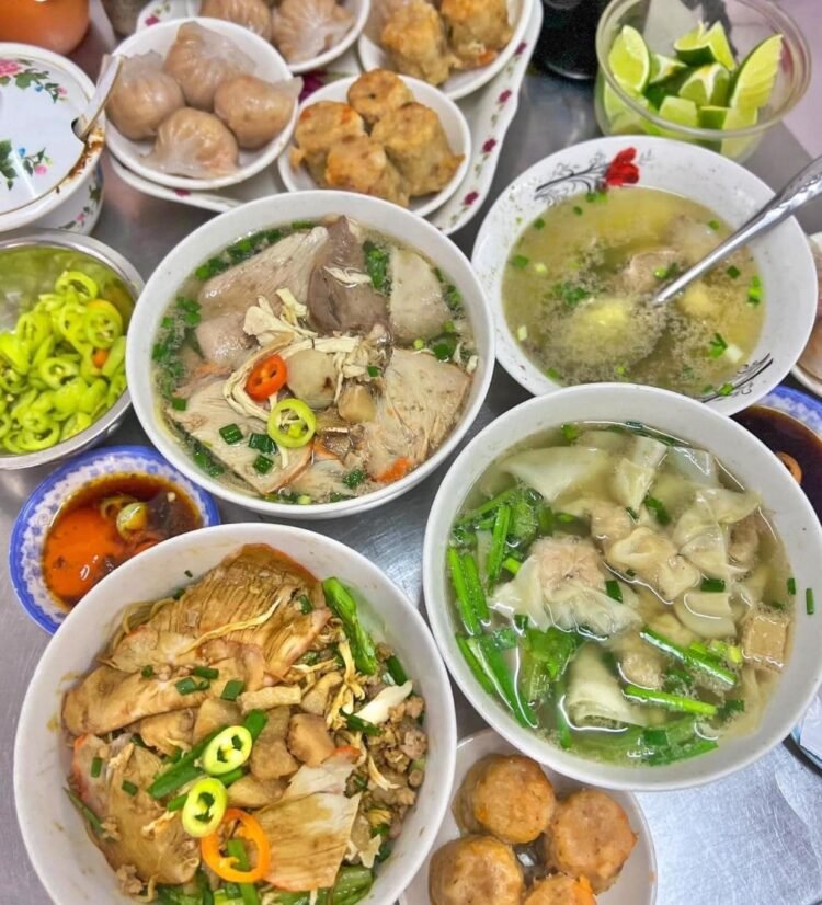 Tiệm MÌ TƯƠI người Hoa nhà làm trứ danh với hơn 70 NĂM bán đến tận đêm khuya ở 
...