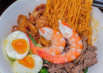 Mua 2 được 3 khi đến ăn MÌ TRỘN THÁI trứng lòng đào tóp mỡ giòn rụm - Chua cay đ...