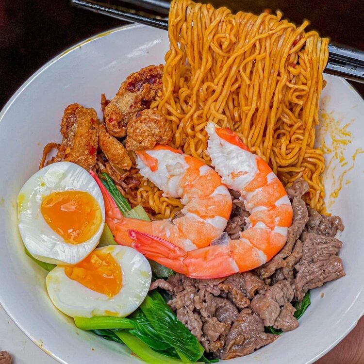 Mua 2 được 3 khi đến ăn MÌ TRỘN THÁI trứng lòng đào tóp mỡ giòn rụm - Chua cay đ...