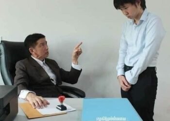 Sếp dám chửi tui...Rồi sẽ có ngày tui bắt sếp phải quỳ gối trước mặt tui