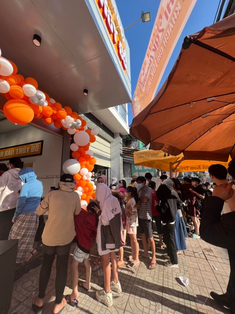 Bánh bao thôi mà, có cần xếp hàng đông vậy hông?