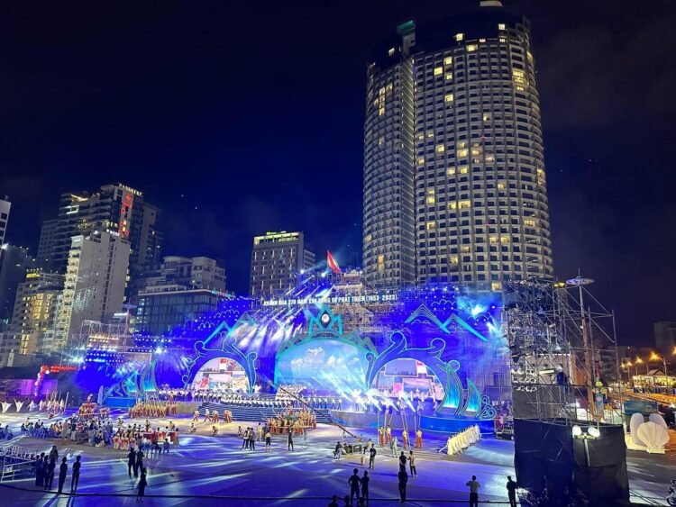 Tổng duyệt chương trình kỷ niệm 370 năm Khánh Hoà - Nha Trang . 
 Lần đầu tiên h...