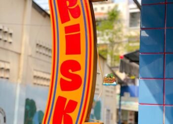 TIỆM HOTDOG NÚP HẺM VỚI KHÔNG GIAN ĐẬM CHẤT MỸ CÓ SỐT ĂN HOTDOG NGON ĐỈNH
 Risk ...