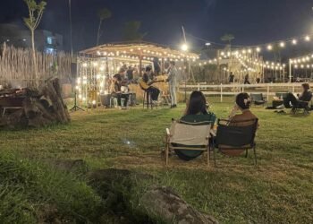 Có một quán cà phê chill như Đà Lạt ở Bình Tân.
 Trời ơi lạc vô chỗ này ban đêm ...