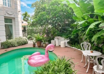 Phát hiện chiếc quán cafe có view hồ bơi chanh sả nằm trong toà lâu đài ngay tại...