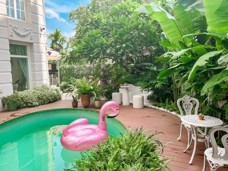 Phát hiện chiếc quán cafe có view hồ bơi chanh sả nằm trong toà lâu đài ngay tại...