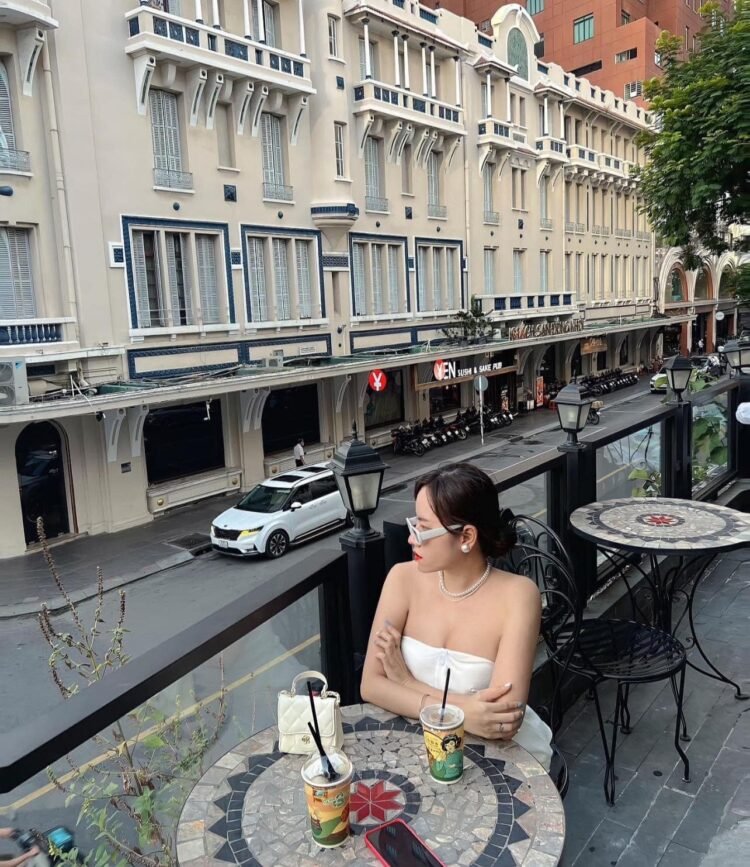 Ngồi uồng cafe ngắm view đắc địa của Sài Gòn

 𝑪à 𝒑𝒉ê 𝑪ô 𝑩𝒂 𝑺à𝒊 𝑮ò𝒏 

 Lầu 1, số...