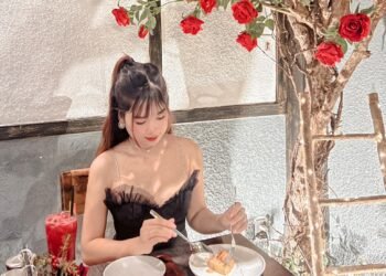 Một địa điểm hẹn hò lãng mạn tại ELSOL ngập tràn nến và hoa nằm ngay tại Quận 1....