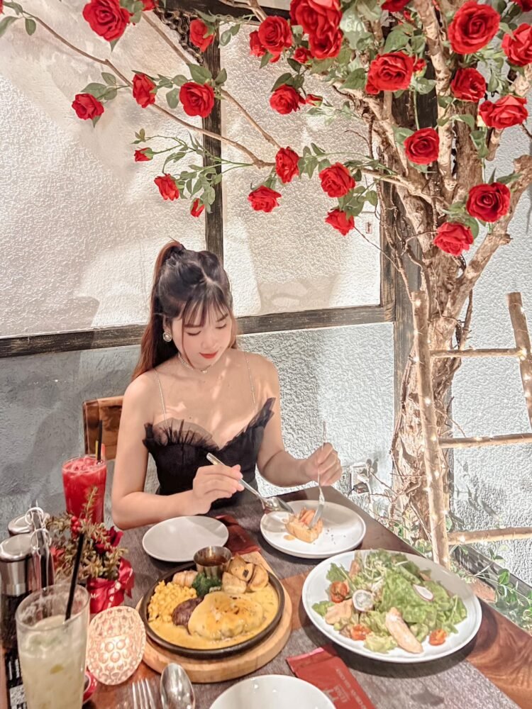 Một địa điểm hẹn hò lãng mạn tại ELSOL ngập tràn nến và hoa nằm ngay tại Quận 1....