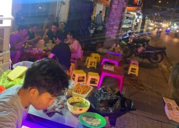 PHÁT HIỆN TIỆM XIÊN NƯỚNG PHÚ YÊN Ở GIỮA LÒNG SÀI GÒN.
TIỆM ĂN VẶT NHÀ MUỐI XIN ...