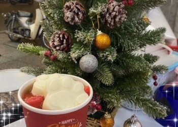 Đ𝑎𝑛𝑔 𝑦𝑒̂𝑢 đ𝑜̛̀𝑖 𝑡ℎ𝑖̀ 𝑒𝑚 𝑥𝑢𝑎̂́𝑡 ℎ𝑖𝑒̣̂𝑛
 𝐺𝑖𝑜̛̀ 𝑡ℎ𝑖̀ 𝑣𝑢̛̀𝑎 𝑦𝑒̂𝑢 đ𝑜̛̀𝑖 , 𝑙𝑎̣𝑖 𝑣𝑢̛̀𝑎 ...