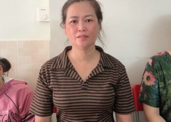 Em là con gái miền Tây

Hương thơm mái tóc còn lay trong chiều

Cô Hân, người co...