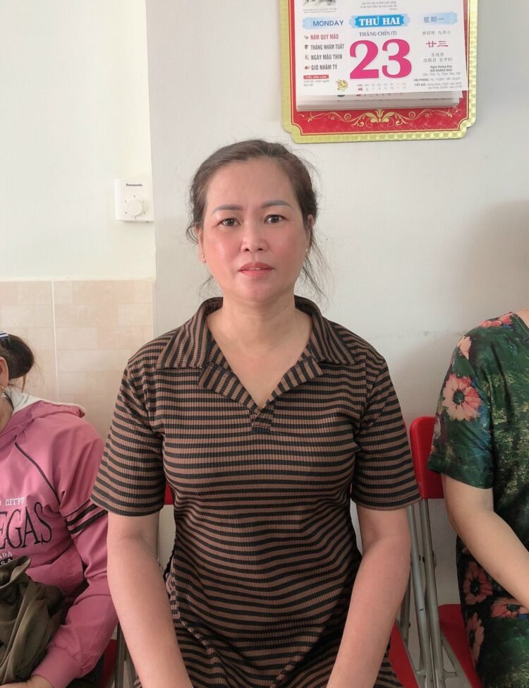 Em là con gái miền Tây
Hương thơm mái tóc còn lay trong chiều
Cô Hân, người co...